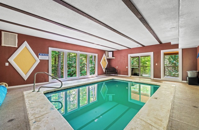 Bring your dog and Family! Heated Indoor Pool