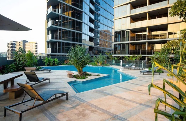 Brisbane Apartment: Rooftop Pool Gym & City Views!
