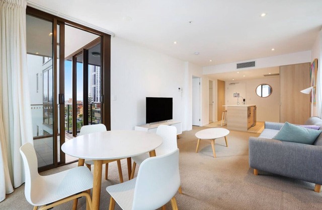 Broadbeach Apartment - Central, WiFi & Secure Park