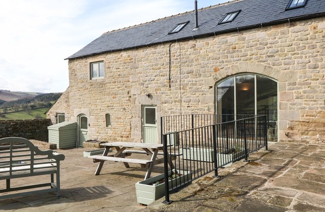 BROADWOOD BARN, pet friendly, character holiday cottage in Hathersage