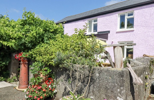 BROCKSTONE COTTAGE, pet friendly, with a garden in St Austell