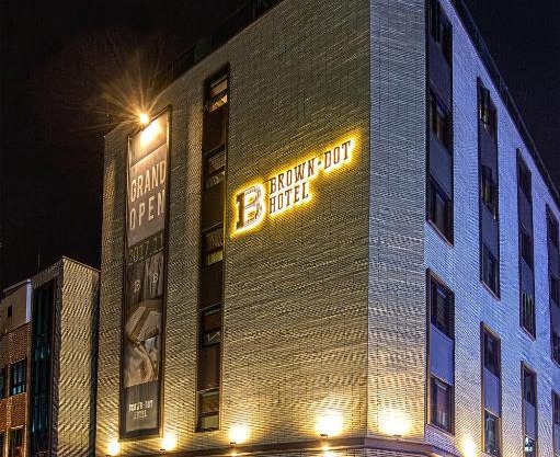 Brown-Dot Hotel Choeup