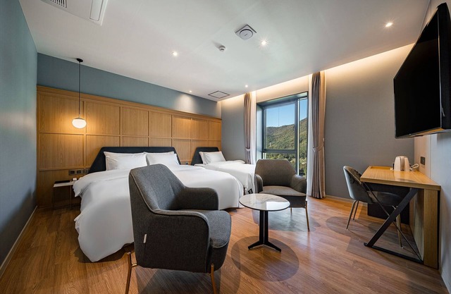 Brown-dot Hotel Signature