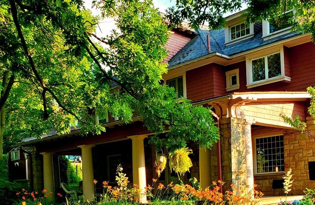 Brownsville Road House Bed & Breakfast