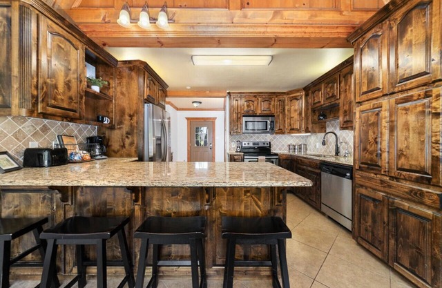 Brownwood Lodge · Roomy Lodge Nestled Lakeside