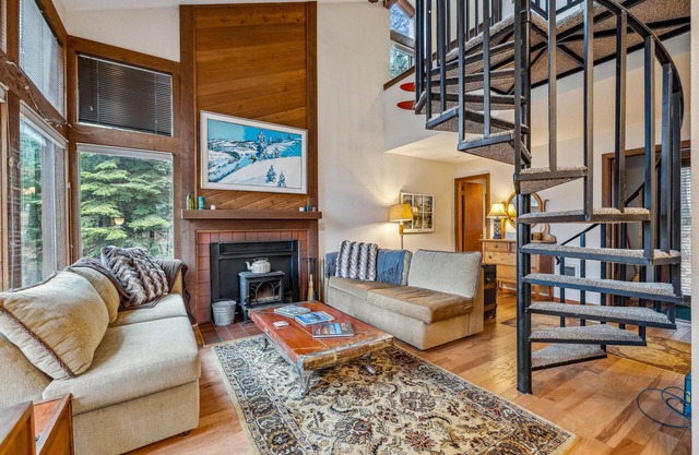 Brundage Meadows 1 - Bright, cozy - 2story - wood stove - forest views - by trails, lake, town