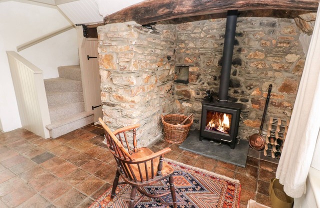 BRYNHENLLAN COTTAGE, pet friendly, with open fire in Dinas Cross