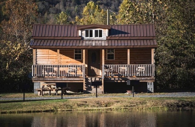 Buck Hill Tiny Home Cabin #3 Mountain & Pond Views