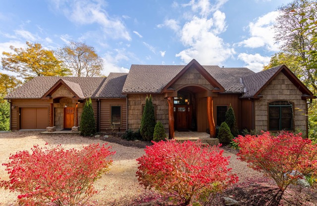 Buckhorn Lodge - Spacious Luxury Home Near Sugar Mountain Resort, Pool Table, Hot Tub, Views