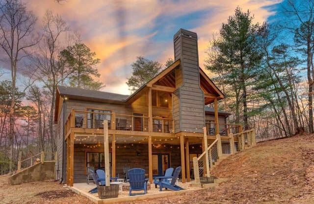 Bucks & Bourbon-Luxury– 3 King Beds Hot Tub Fire Pit Game & Movie Rooms