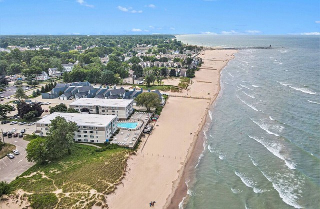 Buddy and Holly's Beachfront Condo