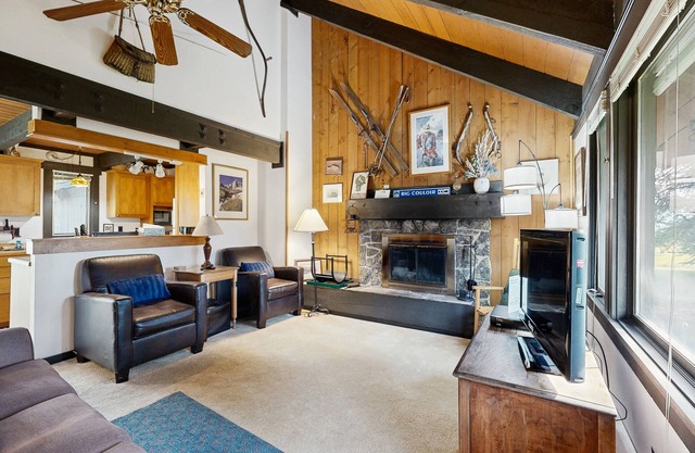 Budget-friendly second floor condo with pool & hot tub - great for adventurers
