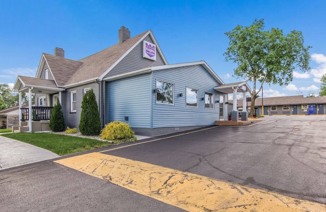 Budget-Friendly Stay in Knights Inn & Suites Salem! Free Breakfast, Pets Allowed