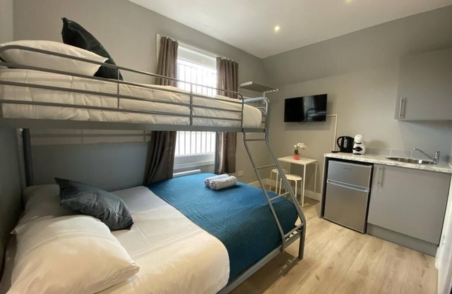 Budget Studio for 3 People Near Arsenal Stadium 4