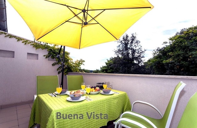"BUENA VISTA" 55m2, south-facing balcony, fenced, 5ft. beach, suitable for children, Rovinj