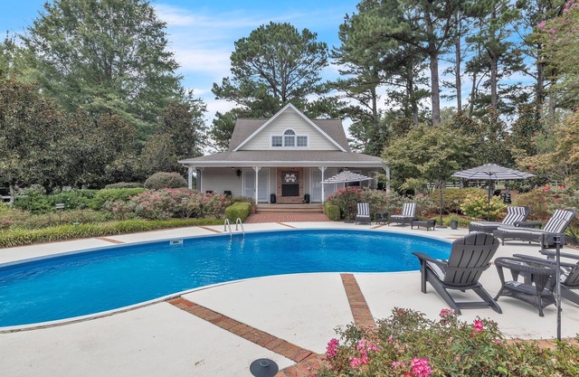 Bulldog Fans’ Escape | Cozy 2BR + Private Pool