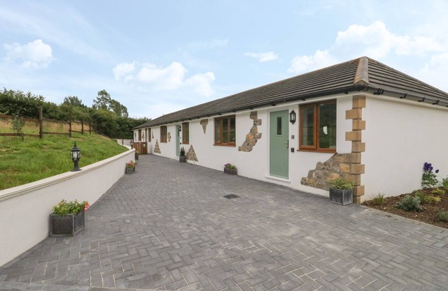 BUMBLE BEE RETREAT, pet friendly, with a garden in Tytherleigh