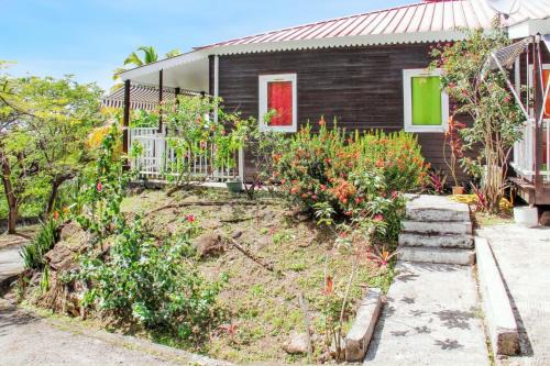 Bungalow accueillant à Bouillante avec climatisation et terrasse