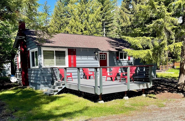 Bungalow & Bunk House, Sleeps 10, Close to Lake