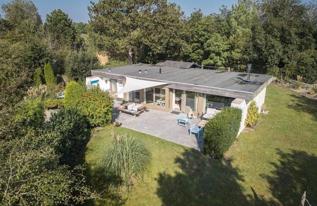 Bungalow just 8 minutes' walk from the quietest beach in Ouddorp, with the most sunshine hours in the Netherlands. The ideal place for sun, sea, peace, and space!