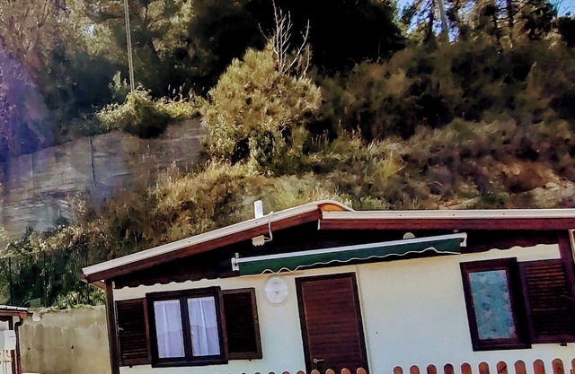 Bungalow Sixdays 3 with outdoor hot tub.