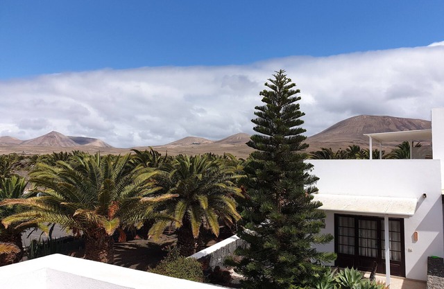 Bungalow with beautiful roof top views, Minutes from the Marina