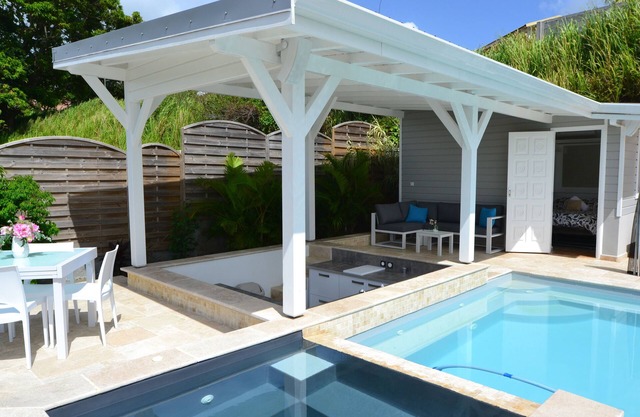 Bungalow with pool and jacuzzi