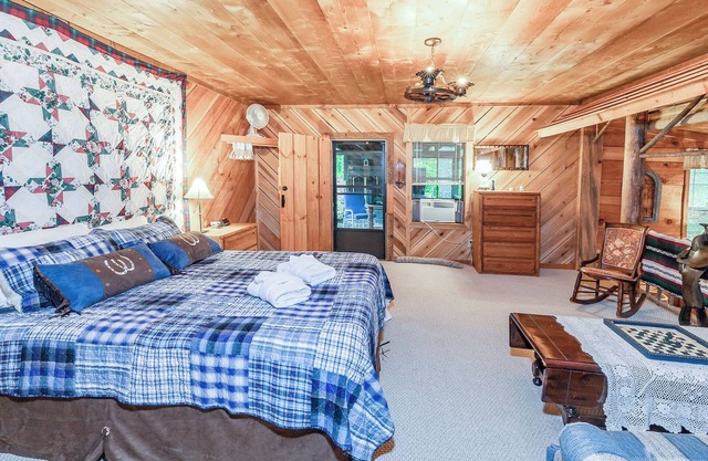 Bunkhouse - Family Friendly Cabin - Close to Waterfalls