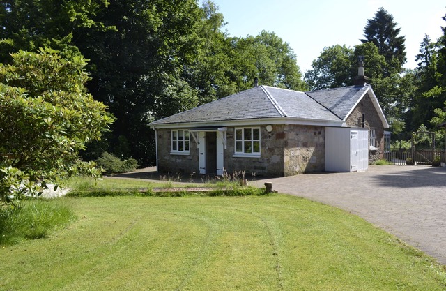 Burnbeag Cottage at Auchendennan - sleeps 7 guests in 3 bedrooms