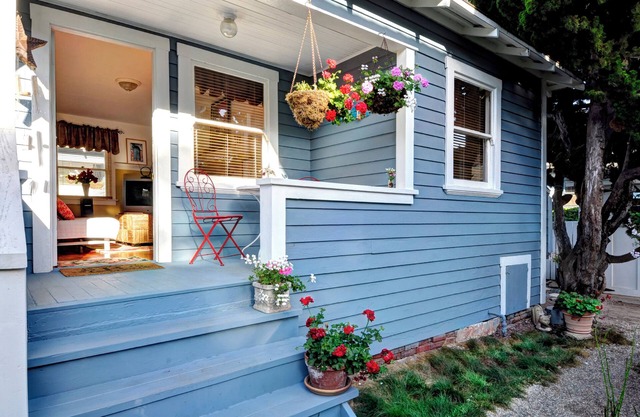 Burnham Beach Cottage #1- Block to Beach!