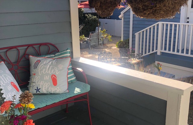 Burnham Beach Cottages #2-Block to Beach!