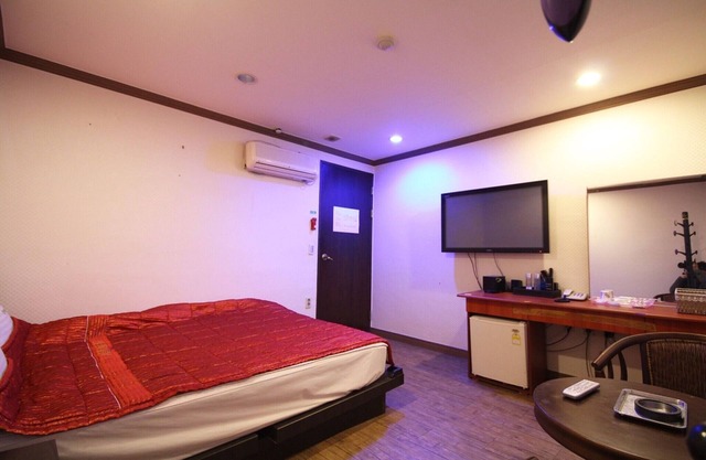 Busan Oncheonjang Shine