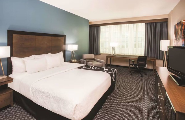 Business Suite with Workspace Steps from Willis Tower & Loop