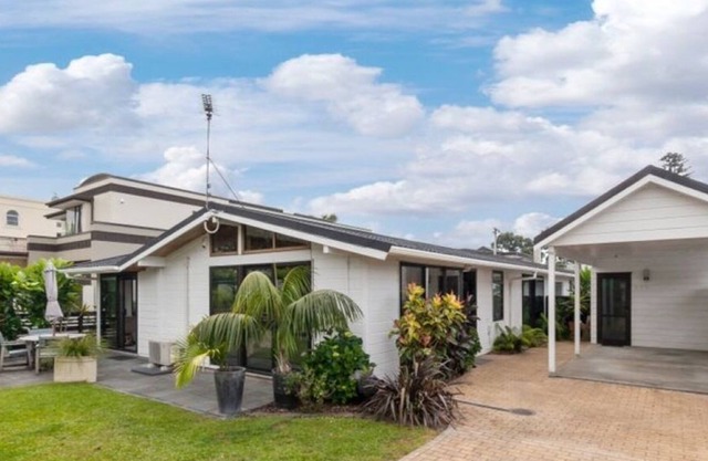 Buzzing restaurant Orewa Village and Orewa Beach a quick walk. Pet friendly.