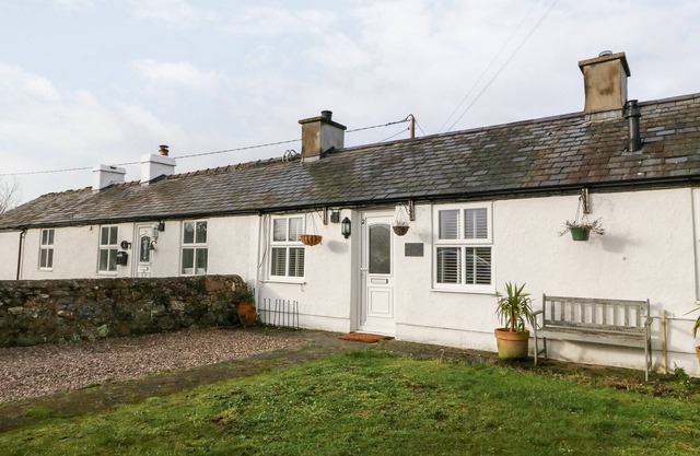 BWTHYN TAID A NAIN, pet friendly, with hot tub in Newborough