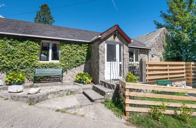 Bwthyn y Ceidwaid in the beautiful Tenby