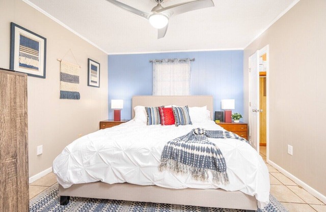 By Downtown | WFH👩‍💻 | 55" TV |King 🛏 | Free🅿️ |Pets✅