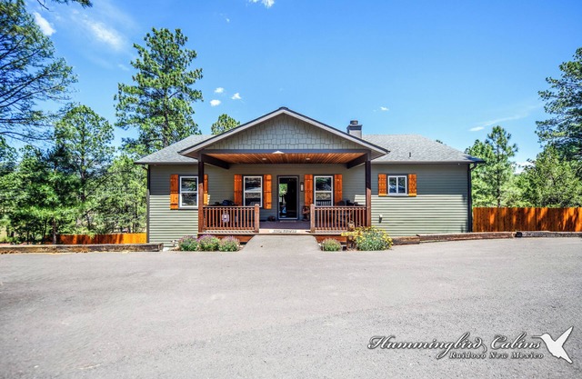 "By God's Grace" 'unique, modern home w/hot tub in the mountains!