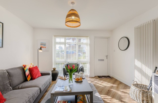 By The Bay - Three Bedroom House, Sleeps 6