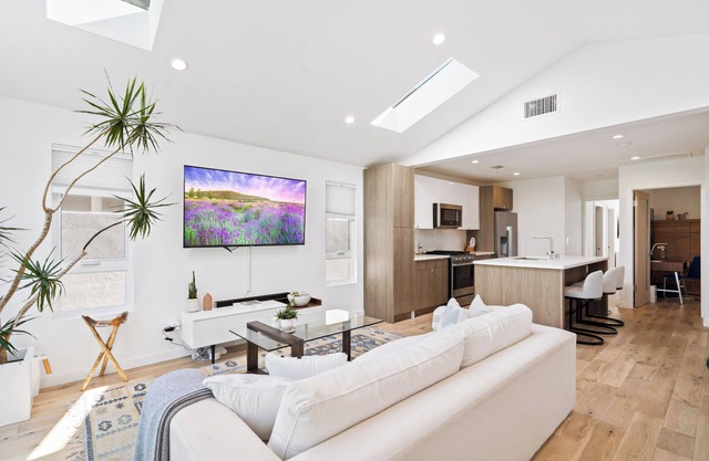 By the Beach! 2-bedroom house in Culver City w/Fast WiFi, 10 mins to the Beach!