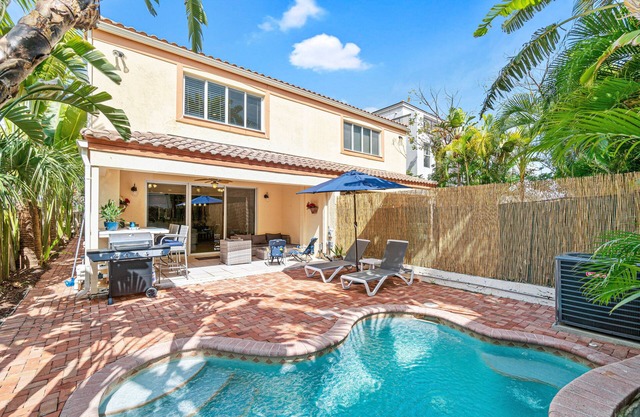 BY THE SEA VACATION VILLAS- VILLA RENZA 3 BED/TWO BLOCKS TO BCH PRIVATE POOL