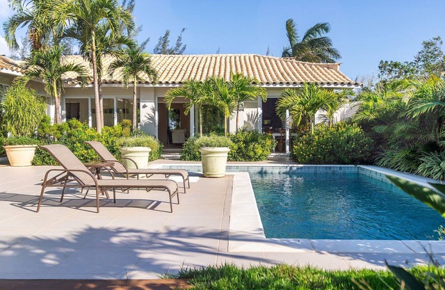 BZ76 large house with 3 suites and private pool