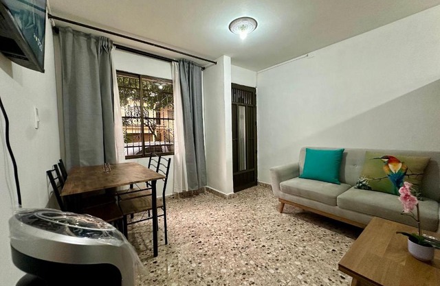Cómodo en zona residencial a 1m de Av. el poblado