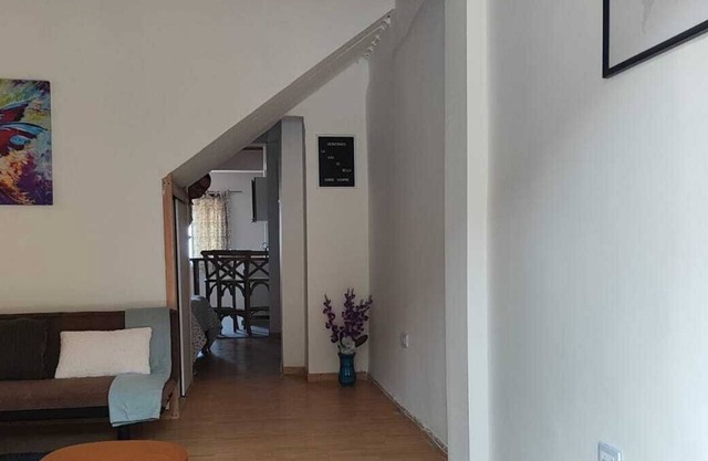 Cómodo Estudio el la vía a termales, a 20 minutos de las aguas cálidas .