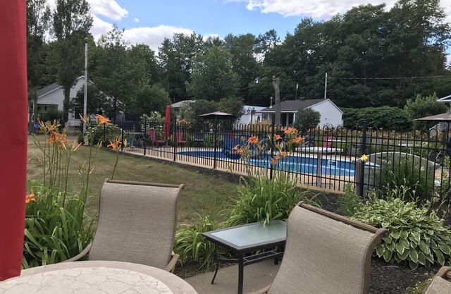 Country cottage close to town, river view and access, swimming pool 121170