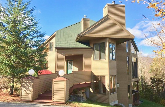 C6 Renovated Townhome a short walk from the slopes! Dog Friendly!