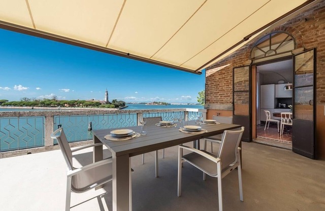 Ca' delle Contesse Luxury waterfront apartment