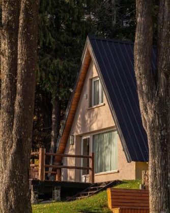 Cabaña costa de lago en complejo de cabañas