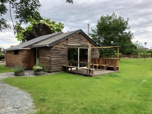 Cabane Au Bord D'un Étang