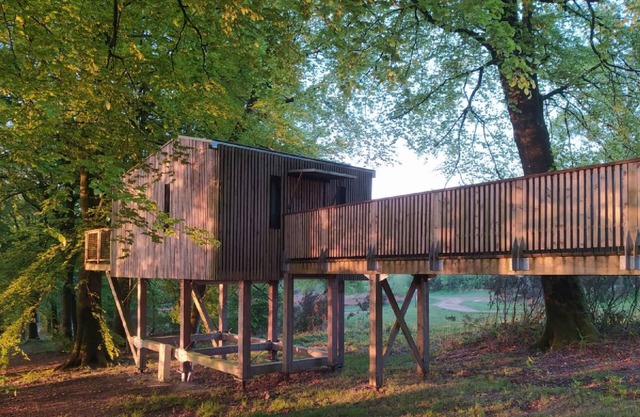 CABANE DANS LES ARBRES (4m) & SPA privatif 4/5 pers adapted PMR